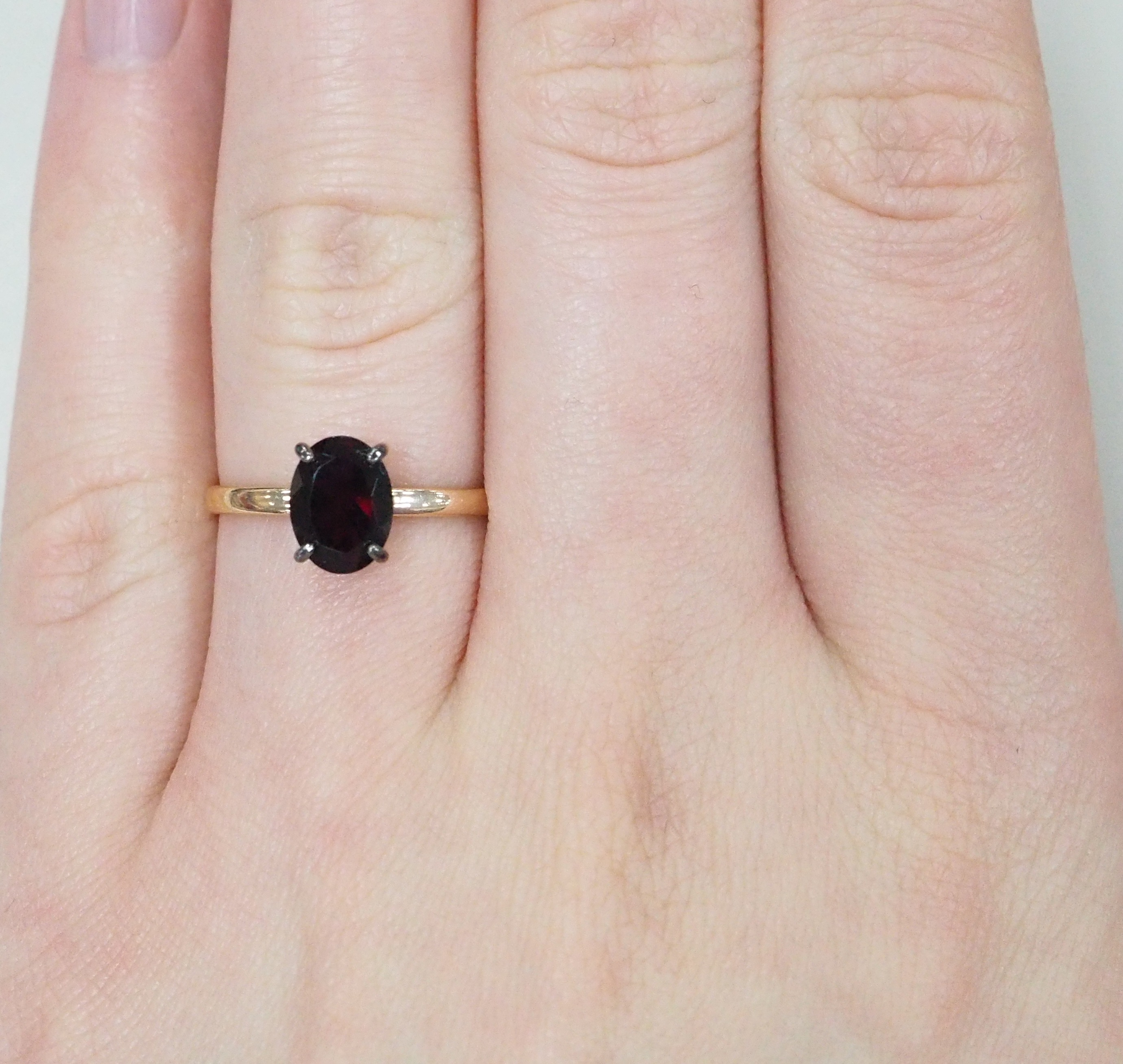 Серебряное кольцо с гранатом